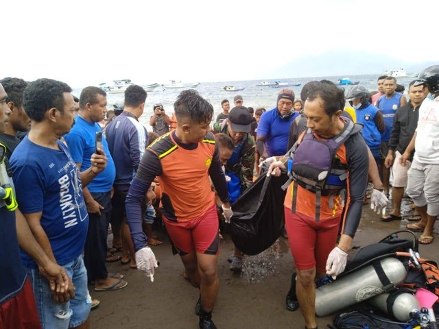 Keterangan foto:Tim SAR saat mengevakuasi jasad korban tenggelam, Sabtu (32/12/2022) pagi. Foto:Dok.Basarnas Maumere.