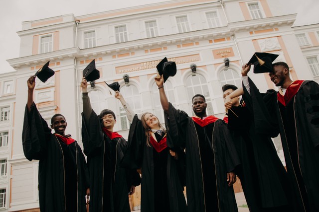 Caption Wisuda bersama Sahabat. Foto: Unplash/RUT MIIT