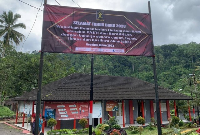 Pemasangan Banner Resolusi Tahun 2023 Kemenkumham di Lapas Pemuda Plantungan