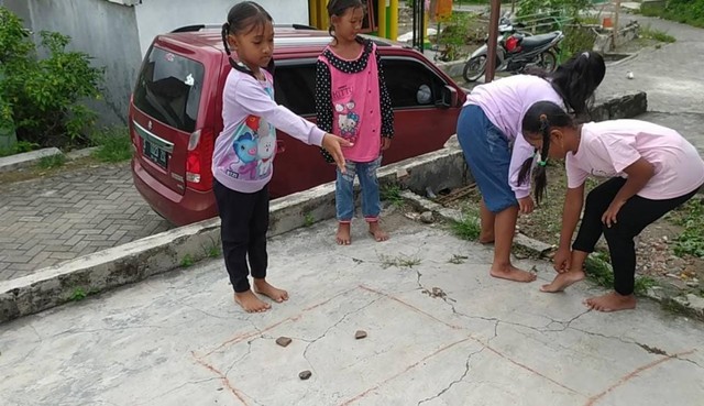 Bukan Bocil Lato-Lato, Anak-anak Jombang Ini Asyik Main Gasing hingga Kelereng