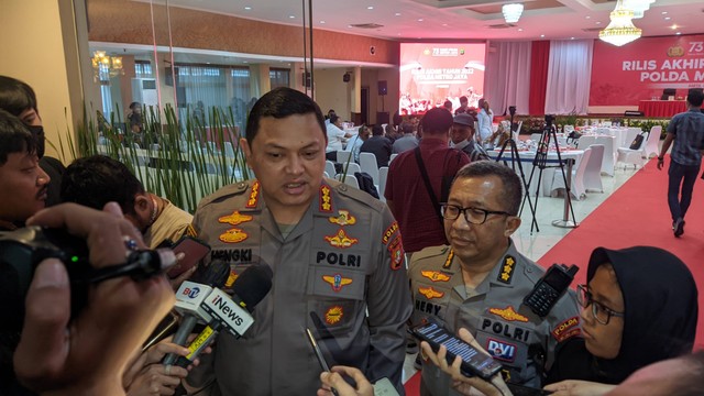 Dirreskrimum Polda Metro Jaya Kombes Hengki Haryadi (kiri) dan Kabiddokkes Polda Metro Jaya Kombes Hery Wijatmoko (kanan) di Mapolda Metro Jaya, Sabtu (31/12). Foto: Jonathan Devin/kumparan