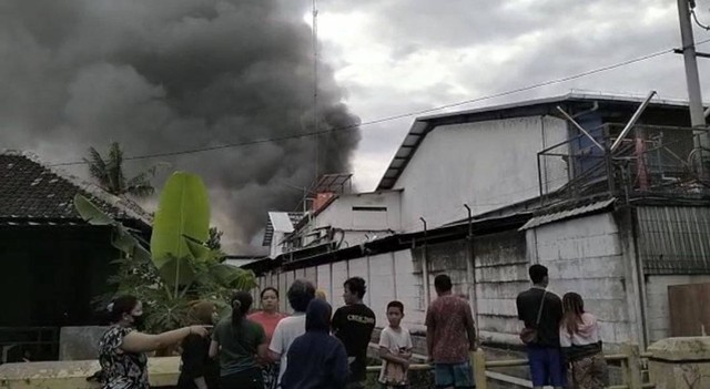 Kebakaran yang melanda pabrik bra di Bantul, Sabtu (31/12/2022) siang. Foto: Erfanto/Tugu Jogja