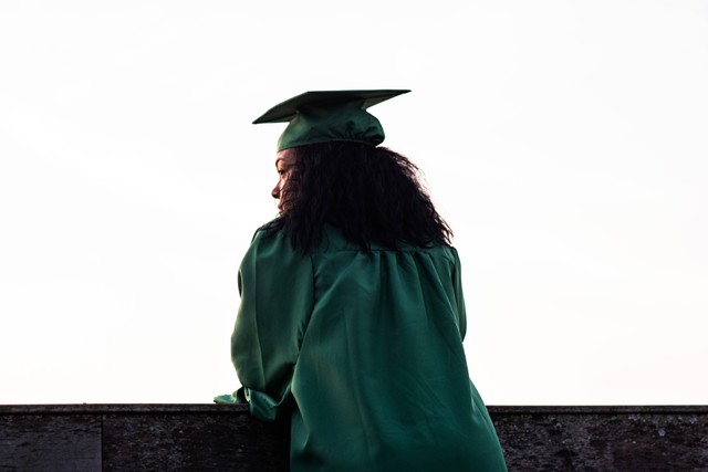 Caption Wisuda SMA, Foto: Unsplash/Andre Hunter