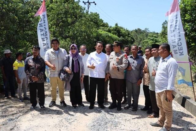 Gubernur Kepulauan Riau Ansar Ahmad meresmikan jalan lingkar Desa Pangkil, Bintan. (Foto: Ari/batamnews)