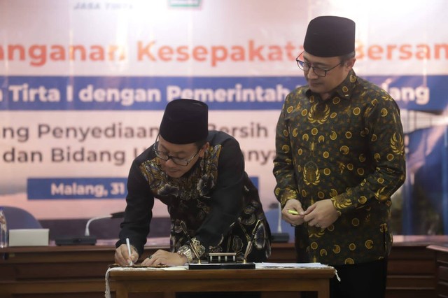 Wali Kota Malang, Sutiaji, dalam penandatanganan kesepakatan bersama dengan Perum Jasa Tirta I untuk membangun WTP. Foto/Pemkot Malang