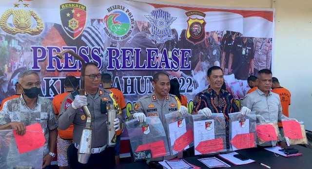 Kapolres Sekadau serta para Kasat menunjukkan barang bukti sejumlah kasus. Foto: Dina Mariana/HiPontianak