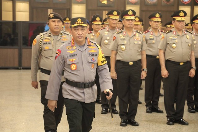 Kapolri Jenderal Listyo Sigit memimpin upacara Korps Raport pamen-pati Polri di Gedung Rupattama Mabes Polri, Jakarta, Sabtu (31/12).  Foto: Dok. Polri