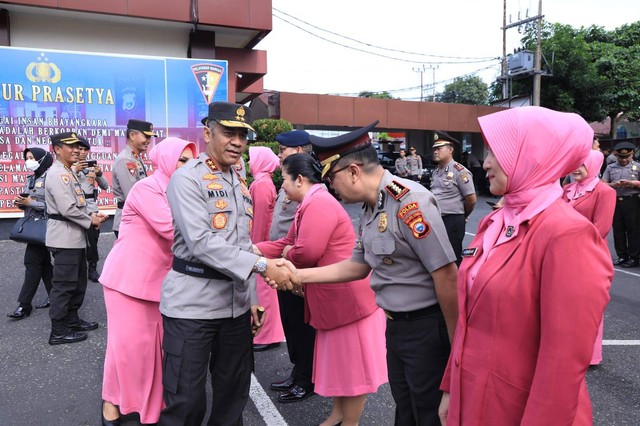 Kapolda Maluku Utara saat bersalaman dengan anggota yang naik pangkat. Foto: Istimewa