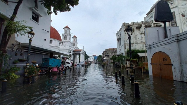 Kondisi banjir yang merendam Kota Lama Semarang, Sabtu (31/12/2022).  Foto: Intan Alliva Khansa/kumparan