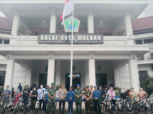 Penyerahan secara simbolis hadiah undian 22 sepeda gunung kepada pengguna layanan E-Parking Kota Malang. Foto/M Sholeh