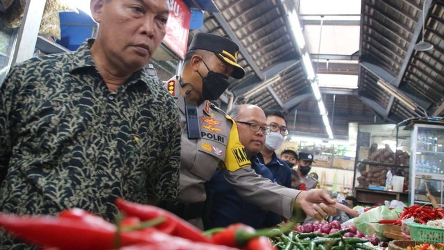 Tim TPID Solo melakukan sdidak harga pokok di Pasar Gede Solo, Jumat (30/12/2022). FOTO: Agung Santoso