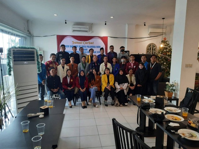 Hardi/BERITA SAMPIT - Foto bersama para mahasiswa dan OKP dengan Kasubdit Sosial Budaya Polda Kalteng Kompol Suwardi