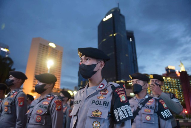 Sejumlah polisi mengikuti apel pengamanan perayaan Tahun Baru 2023 di Bundaran HI, Jakarta, Sabtu (31/12/2022). Foto: Jamal Ramadhan/kumparan