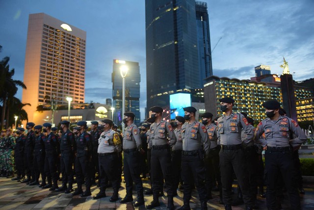 Sejumlah polisi mengikuti apel pengamanan perayaan Tahun Baru 2023 di Bundaran HI, Jakarta, Sabtu (31/12/2022).
 Foto: Jamal Ramadhan/kumparan