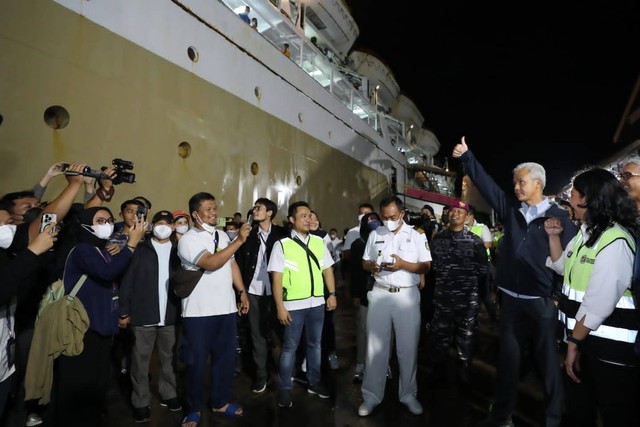 Gubernur Jawa Tengah (Jateng) Ganjar Pranowo mendampingi Menko PMK Muhadjir Effendy melepas KM Kelimutu yang berlayar ke Karimunjawa, Jumat (30/12). Foto: Dok. Istimewa