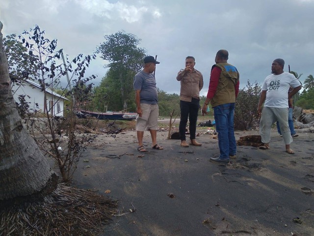 Keterangan foto:Bupati Sikka saat meninjau pesisir Pantai Nangahaledoi yang terancam abrasi, Sabtu (31/12/2022). Foto:Mario WP Sina.