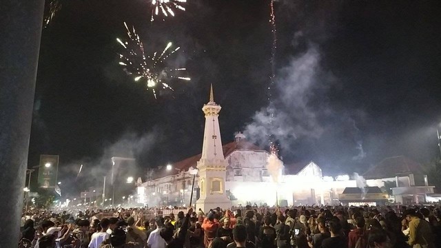 Suasana kawasan Tugu Jogja saat malam tahun baru. Foto: Tugu Jogja