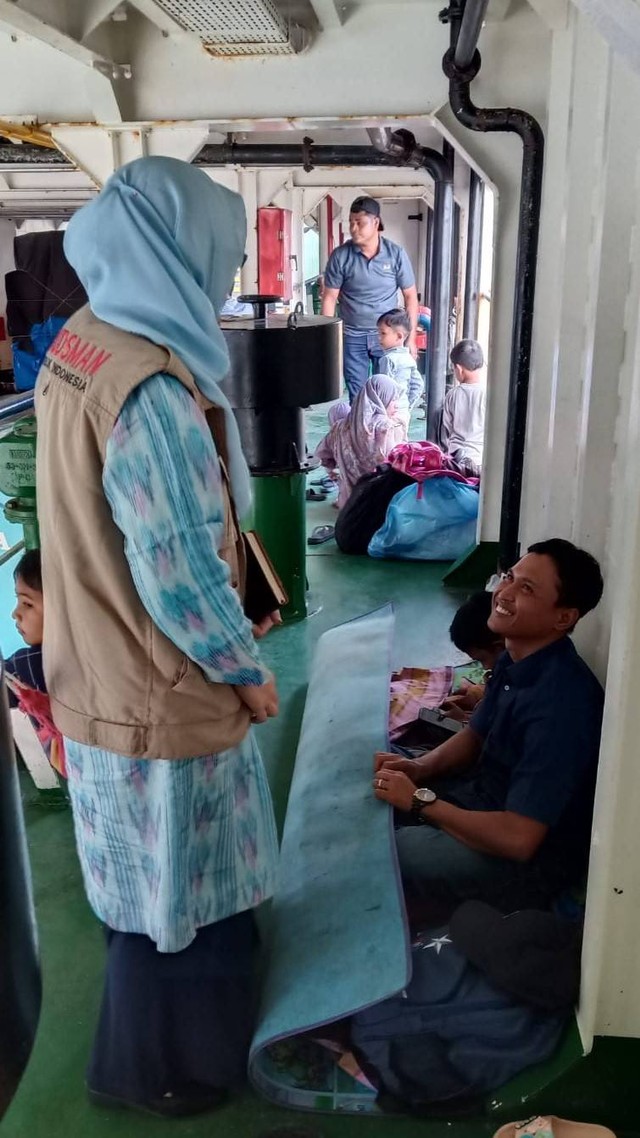 Kepala Ombudsman RI Perwakilan Aceh Dian Rubianty saat melakukan sidak pelayanan publik di Pelabuhan Penyeberangan Ulee Lheue menyikapi kemungkinan adanya lonjakan penumpang pada libur tahun baru. 