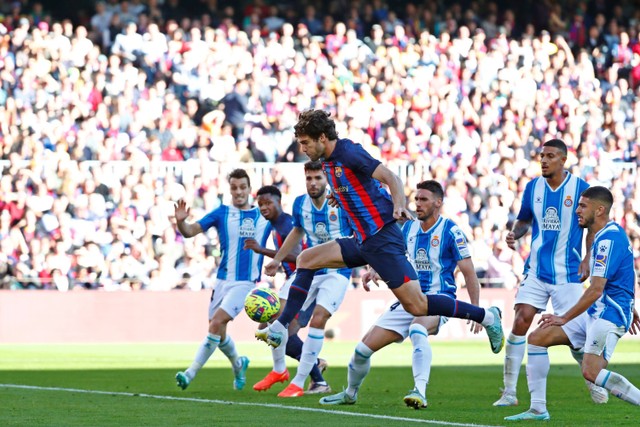 Pemain FC Barcelona Marcos Alonso mencetak gol ke gawang Espanyol pada pertandingan lanjutan Liga Spanyol di Camp Nou, Barcelona, Spanyol.  Foto: Joan Monfort/AP PHOTO