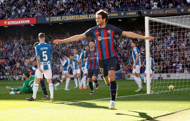 Selebrasi pemain FC Barcelona Marcos Alonso usai mencetak gol ke gawang Espanyol pada pertandingan lanjutan Liga Spanyol di Camp Nou, Barcelona, Spanyol.  Foto: Albert Gea/REUTERS