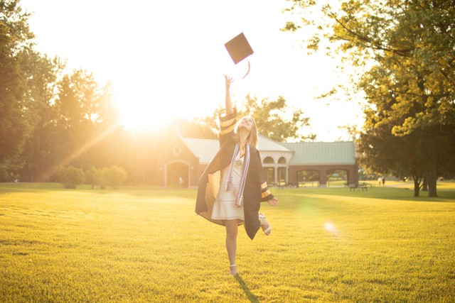 Ucapan wisuda singkat lucu dengan makna mendalam, Unsplash: Jake Patrick