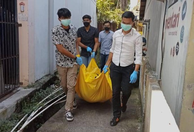 Jasad korban dievakuasi pihak Kepolisian. Foto: Khairul S/kepripedia.com