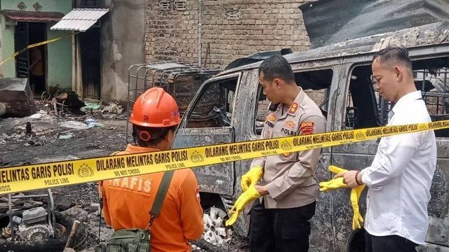 Tim Reskrim Polres Muara Enim langsung melakukan penyelidikan ledakan gudang BBM Ilegal, Foto : Istimewa