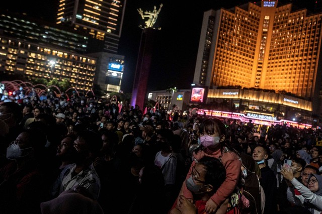 Sejumlah warga berkumpul saat berlangsungnya "car free night" di kawasan Bundaran HI, Jakarta, jelang perayaan Tahun Baru 2023, Sabtu (31/12/2022). Foto: Aprilio Akbar/ANTARA FOTO