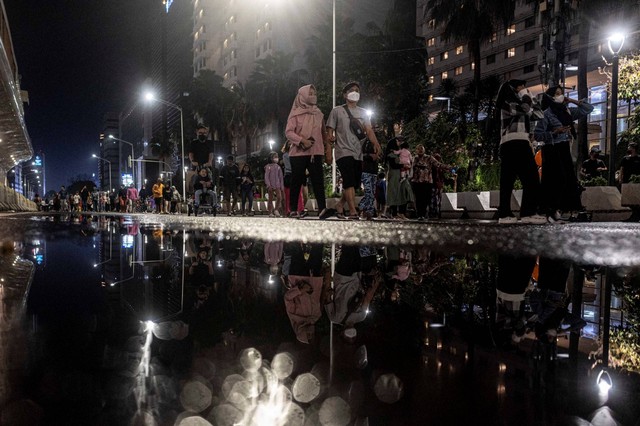 Sejumlah warga berjalan saat berlangsungnya "car free night" di kawasan Bundaran HI, Jakarta, jelang perayaan Tahun Baru 2023, Sabtu (31/12/2022). Foto: Aprilio Akbar/ANTARA FOTO