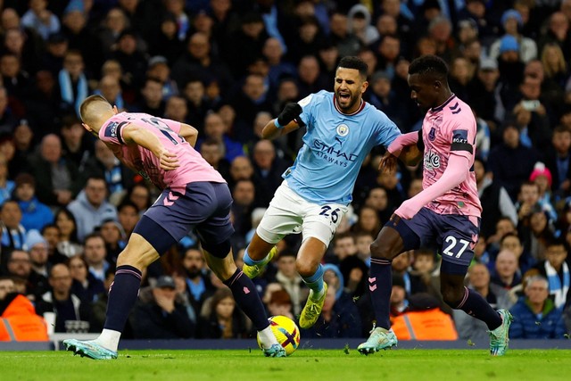 Pemain Manchester City Riyad Mahrez beraksi dengan pemain Everton Idrissa Gueye di Stadion Etihad, Manchester, Inggris, Sabtu (31/12/2022). Foto: Action Images via Reuters/Andrew Boyers