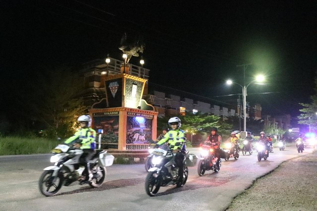 Patroli gabungan yang dilaksanakan di malam pergantian tahun di Sekadau. Foto: Dok. Humas Polres Sekadau