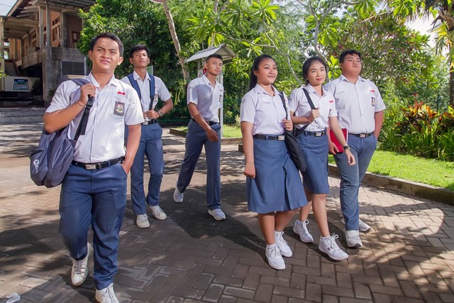 Ilustrasi siswa berangkat ke sekolah. Foto: Ibenk_88/Shutterstock