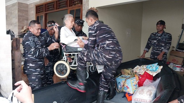 Prajurit Lanal Demarang mengevakuasi warga yang terjebak banjir di Kota Semarang ke tempat yang lebih aman. Sabtu (31/12/22). Foto: Dispen Lantamal V