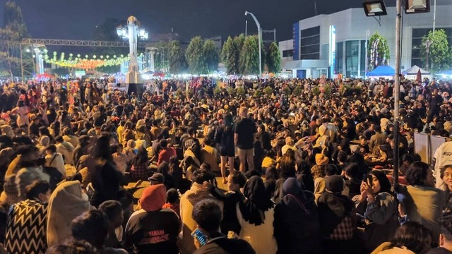 Ribuan warga memadati Jalan Jenderal Sudirman, Solo, saat Car Free Night, Sabtu (31/12/2022) malam. FOTO: Fernando Fitusia