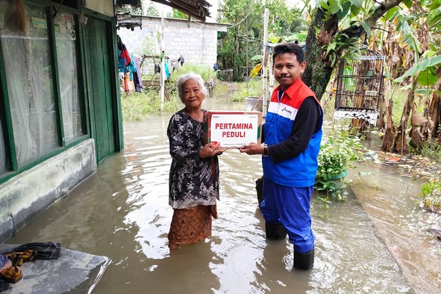 Pertamina salurkan bantuan Bright Gas dan sembako ke Posko Utama banjir Semarang. Foto: Dok. Pertamina