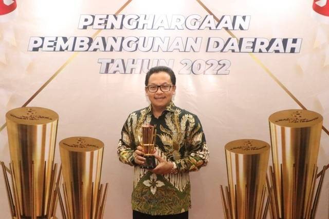 Wali Kota Malang, Sutiaji, saat menerima Penghargaan salah satu kategori di tahun 2022. dok