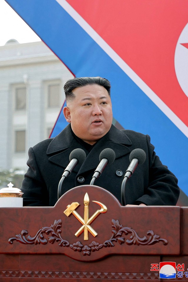 Pemimpin Korea Utara Kim Jong Un menghadiri upacara di mana beberapa peluncur rocker super besar yang baru dipresentasikan di depan rapat pleno Partai Buruh Korea di Pyongyang, Korea Utara, dalam foto yang dirilis pada Minggu (1/1/2023). Foto: KCNA via REUTERS