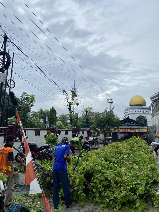 Hujan lebat dan angin kencang merubuhkan atap parkiran Rutan Pekalongan (doc. Rutan Pekalongan)