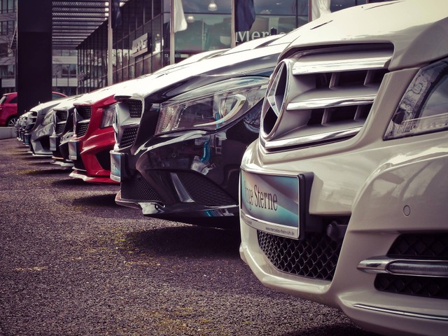 merek mobil mercedes Benz (sumber : https://pixabay.com/id/photos/mobil-mercedes-mercedes-benz-1291491/)