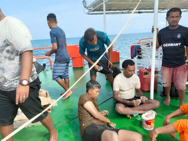 Para penumpang Kapal LCT Ronnysa and Dwi yang berhasil selamat, foto: Istimewa/Humas Basarnas Sorong