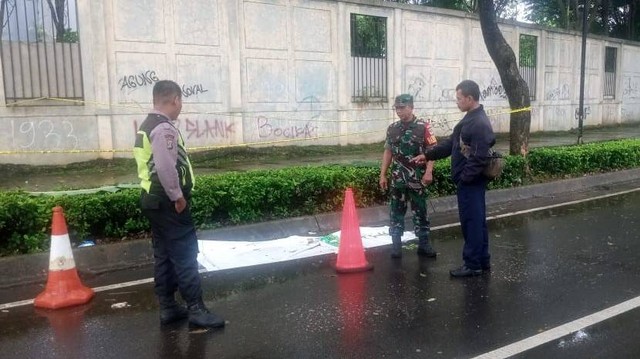 Mayat pria dengan jeratan di leher ditemukan di Jalan Raya Greenwich BSD City, Tangerang, Minggu (1/1/2023). Foto: Dok. Istimewa