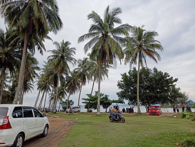 Suasana Pantai Kelapa Kunjir di libur tahun baru 2023. | Foto : Galih Prihantoro/ Lampung Geh