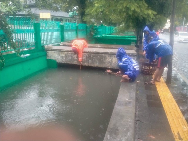 Dinas Pekerja Umum (DPU) Kota Semarang dalam membersihkan aliran sungai untuk mempercepat penanganan banjir. Foto: Dok. Istimewa