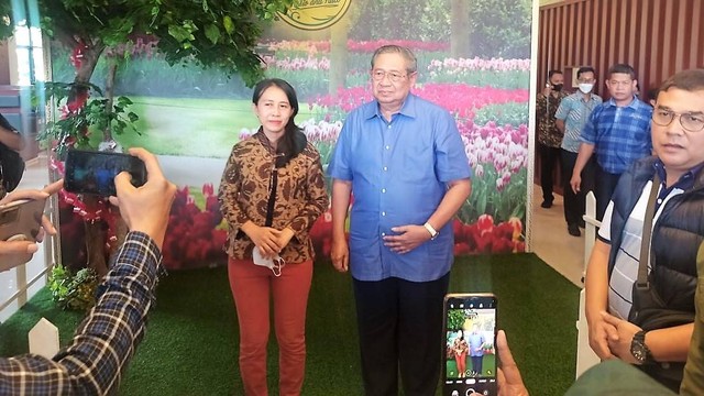 Presiden keenam RI, Susilo Bambang Yudhoyono (SBY), berfoto bersama pengunjung di Restoran Taman Indah, Colomadu, Karanganyar, Minggu (01/01/2023). FOTO: Agung Santoso