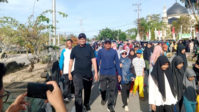 Lebih dari dua ribu warga ikut memeriahkan jalan santai bertajuk ‘Jalan Sehat Kerukunan’ yang digelar Kemenag Aceh Singkil, Ahad (1/1), dalam rangka menyambut Hari Amal Bakti (HAB) ke-77 Kementerian Agama Tahun 2023. 