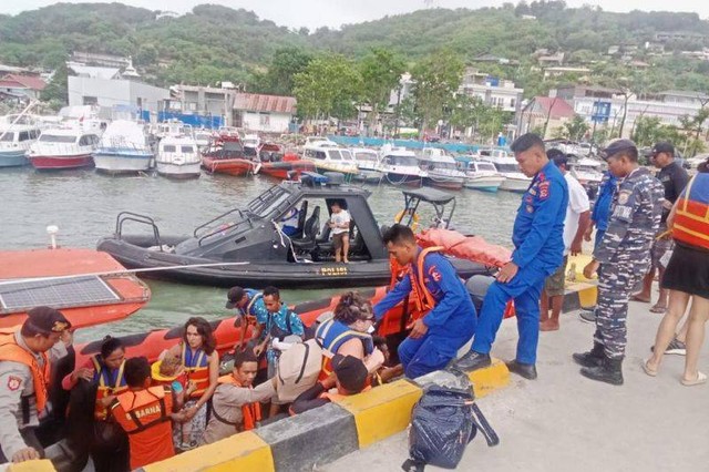 Tim SAR Gabungan berhasil mengevakuasi delapan turis asing, dua kru kapal, dan satu orang staf hotel dari Kapal Wisata King Fisher De Seraya yang mengalami gangguan mesin di perairan Pulau Kukusan, Labuan Bajo, Kabupaten Manggarai Barat, NTT. Foto: Polres Manggarai Barat/HO ANTARA