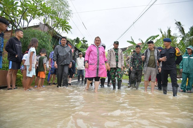 Plt. Wali kota Semarang, Hevearita Gunaryanti Rahayu meninjau banjir. Dok Istimewa