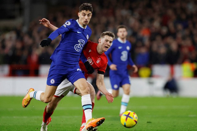 Pemain Chelsea Kai Havertz beraksi bersama pemain Nottingham Forest Ryan Yates di Stadion The City Ground, Nottingham, Inggris, Minggu (1/1/2022). Foto: Andrew Couldridge/REUTERS