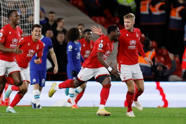 Pemain Nottingham Forest Serge Aurier merayakan gol pertama mereka dengan Joe Worrall saat hadapi Chelsea di Stadion The City Ground, Nottingham, Inggris, Minggu (1/1/2022). Foto: Action Images via Reuters/Andrew Couldridge