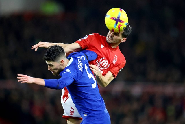 Pemain Chelsea Jorginho beraksi dengan pemain Nottingham Forest Remo Freuler di Stadion The City Ground, Nottingham, Inggris, Minggu (1/1/2022). Foto: Carl Recine/REUTERS